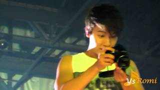 130616 SUPER JUNIOR - 東海玩飯的相機，假裝摔下 @ SS5 in HK (DongHae)