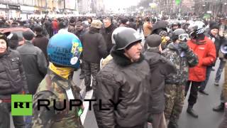 «Освободители Киева» прошли маршем с ведрами и метлами