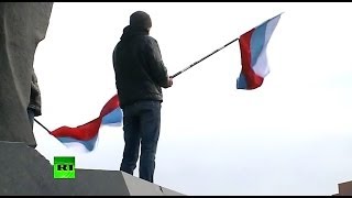 В Донецке митингующие водрузили флаг России у здания обладминистрации