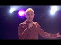 Alan Cumming sings Taylor the Latte Boy