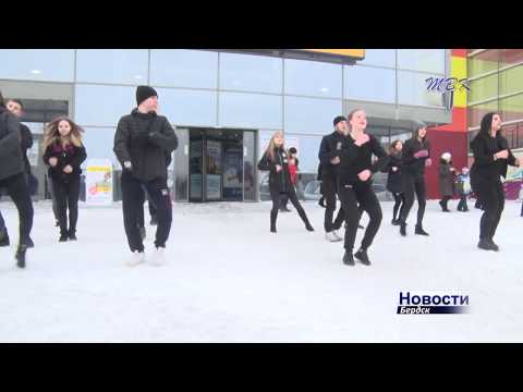 Люди в черном танцевали на улицах Бердска