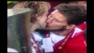 Ivan Rakitić & Daniel Carriço kiss (Sevilla) / Beso Rakitić y Carriço