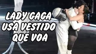 Lady Gaga usa vestido que voa Volantis (Lady Gaga's flying dress)