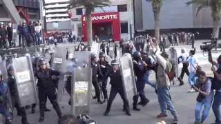 Mega Marcha del 2 de Octubre. Enfrentamiento en Reforma. CNTE defendiendo a Estudiantes.