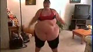 Mujer muy gorda practicando Aerobic