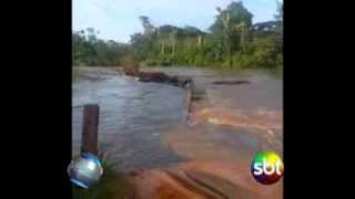 Flagrante da ponte sobre o Rio Canamã em Colniza no exato momento em que foi levada pelas águas