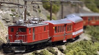 Traumhafte Modellbahn der Furka Oberalp Eisenbahn als Modelleisenbahn mit Bahnhof Gletsch in Spur H0m