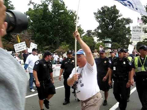 Teabaggers can't handle a little dissent