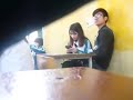 Thanh niên móc cua bạn gái trong lớp học