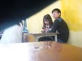 Thanh niên móc cua bạn gái trong lớp học