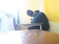 Thanh niên móc cua bạn gái trong lớp học