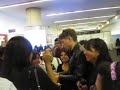 Alex Kapranos con fans en el aeropuerto del D.F.