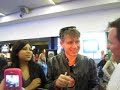 Alex Kapranos con fans en el aeropuerto del D.F.