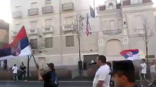 Гимн России перед американским посольством в Белграде!