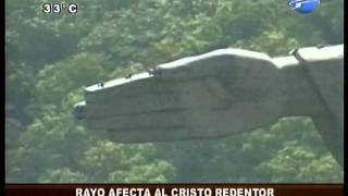 Un rayo cae sobre el Cristo Redentor - 18/01/2014