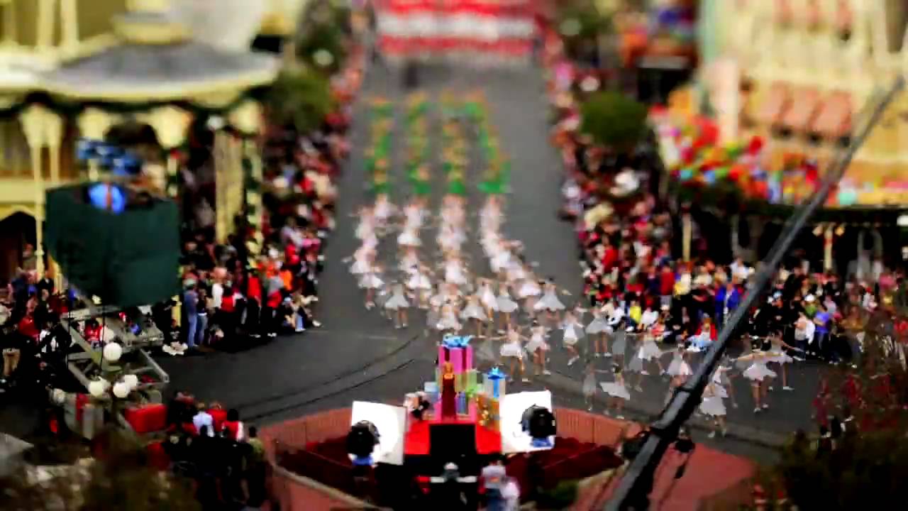 2009 - Walt Disney World Christmas Day Parade - Preview - YouTube