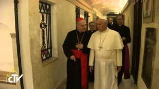 Papa Francesco prega nelle Grotte Vaticane