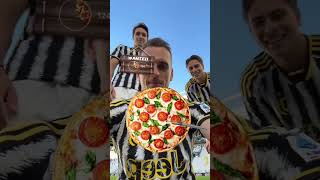 Have you ever seen a Footballer cutting Pizza? 😂? #Juventus