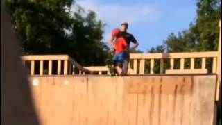 Desesperado padre patea a su hijo hacia una rampa de patinetas epic Fail