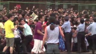 Raw: Several Injured As Chinese Fans Mob Beckham