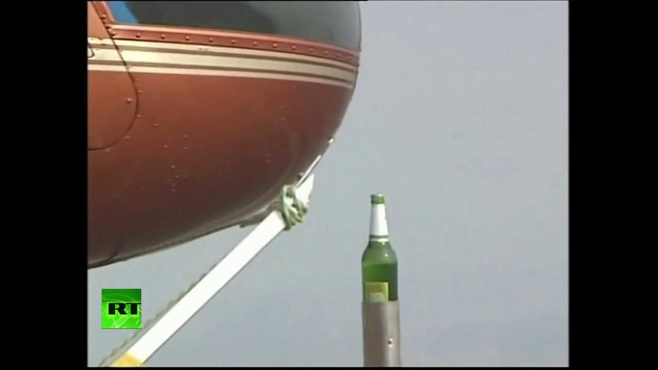 Video: Piloto chino abre una cerveza con un helicóptero