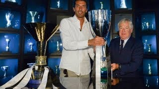 Buffon e  la Supercoppa allo Juventus Museum - Buffon and the Super Cup at Juventus Museum