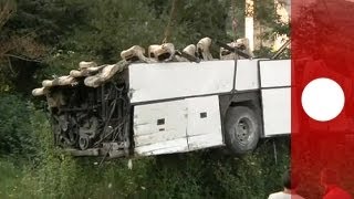 Autobus precipita dal viadotto: sono 38 i morti