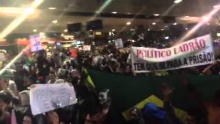 Manifestantes invadem o terminal central de Joinville