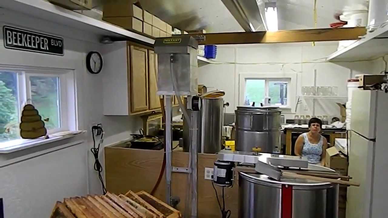 Honey Extracting 2013 at Davis Family Farms using Maxant chain uncapper