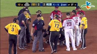 20130803 CPBL 象VS桃猿 10上 王峻杰被牽制回壘爭議