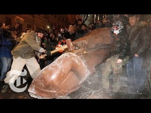 Subscribe on YouTube: http://bit.ly/U8Ys7n
Protests in Ukraine\'s capital, which have grown steadily for weeks, reached new heights on Sunday when demonstrators toppled a statue of Vladimir Lenin.


Read the story here: http://nyti.ms/1gQj5Mv

NYT on Google Plus: http://bit.ly/WnAshF

Watch more videos at: http://nytimes.com/video

Follow on Twitter: https://twitter.com/nytvideo