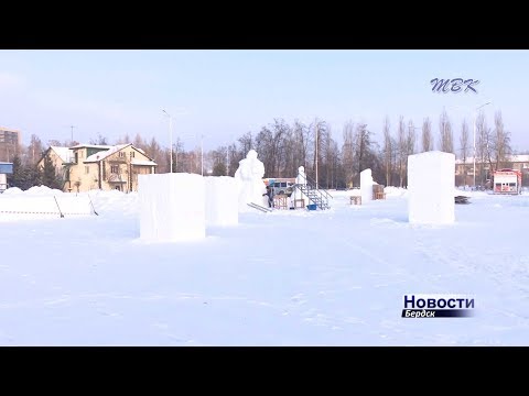Дед Мороз с двухэтажный дом. В Бердске вырезают снежные фигуры