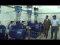 Des inspecteurs dans une usine de traitement des eaux