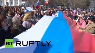 Митингующие развернули огромный российский флаг на площади в Севастополе