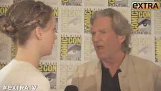 Jennifer Lawrence videobombs Jeff Bridges! (shortvid)