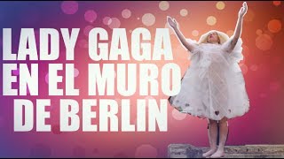 Lady Gaga en el muro de Berlín con sus fans