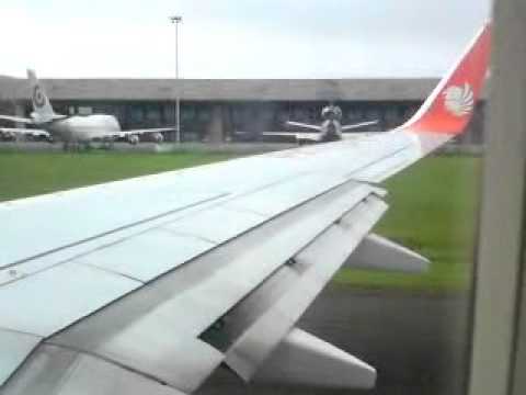 Lion Air B737-900ER take off CGK-PKU - YouTube