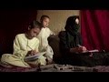 Une jeune fille voilée et ses deux frères