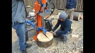 This machine chops wood, Железный дровосек,чудо техники эта машина рубит дрова.