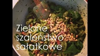 Szpinakowy makaron z pesto, orzeszkami pinii i bekonem