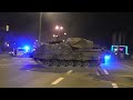 Eine große Leopard 2 Panzer Kolonne in Gütersloh um 22.00 Uhr