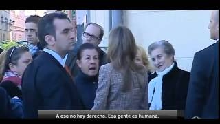 Doña Letizia rompe el protocolo para escuchar a una mujer al borde del desahucio