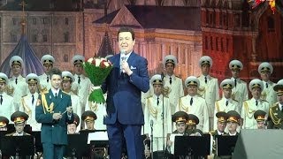 Иосиф Кобзон спел с ансамблем Александрова на праздничном концерте в "Лужниках"