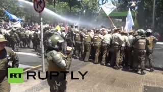 Полиция водометами разогнала митинг чилийских госслужащих