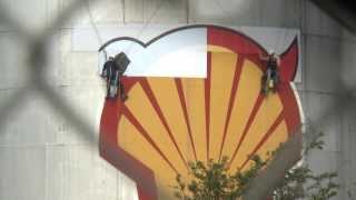 Greenpeace protests at Shell refinery