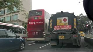 JD3768 危險品車同巴士爭路