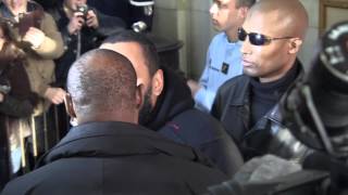 ► Dieudonné salue ses soutiens au Palais de Justice, l'UEJF huée (13 décembre 2013)◄