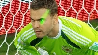 Вратаря Игоря Акинфеева ослепили лазерной указкой во время матча с Алжиром