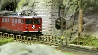Modelleisenbahn Graubündenbahn mit perfekter Oberleitung in Spur H0m
