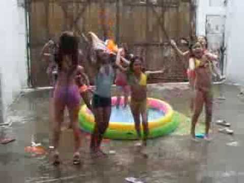 HARLEM SHAKEN - NIÑAS EN PISCINA - YouTube